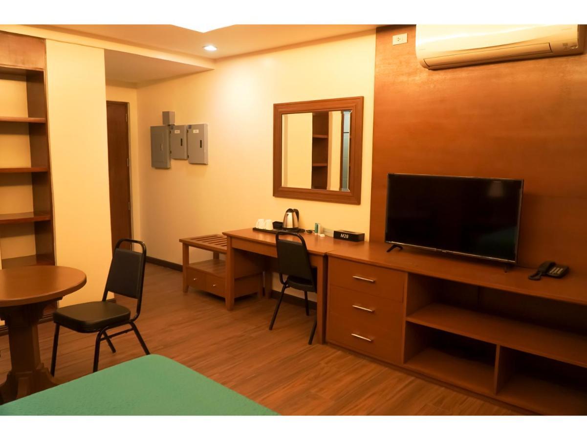 M28 Hotel And Apartments Quezon City Exterior foto